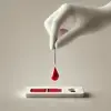 Minimalistische Nahaufnahme eines medizinischen Bluttests mit einer Blutprobe auf einem Teststreifen