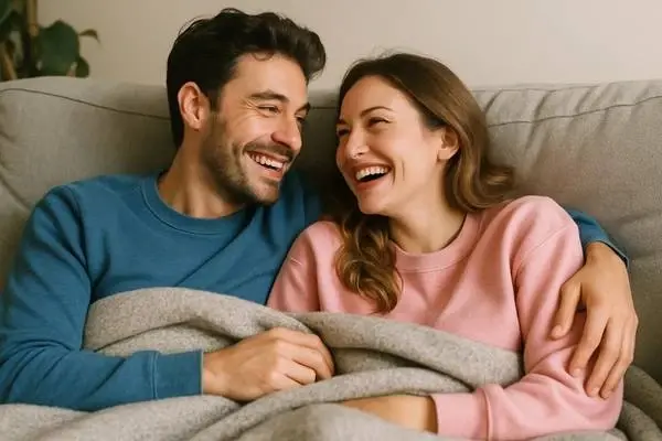 Geborgenheit kommt von Innen heraus Paar entspannt gemeinsam auf der Couch