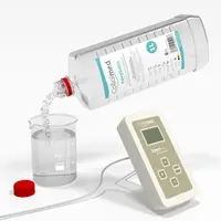 Destilliertes Wasser wird in Becherglas zur Kolloidproduktion gefüllt